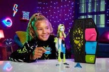 Mattel Monster High Skulltimate Secrets FRANKIE STEIN neonová, HNF79 (2)