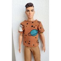 LOVEDOLLS Hnědé tričko pro Kena s planetkami