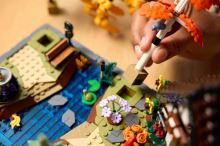 LEGO® Icons 11372 Chata a jesenná záhrada (2)