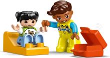 LEGO® DUPLO® 10447 Sanitka a vodič (3)