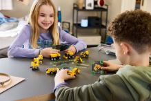 LEGO® TECHNIC 42233 Mocné stroje (1 vozidlo) (3)