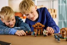 LEGO® Minecraft® 21596 Útok Mága na dedinu (4)