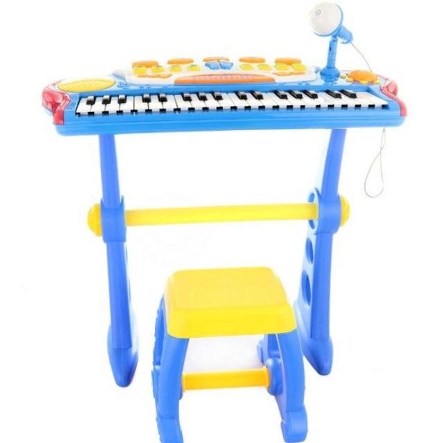 Piano se stoličkou a mikrofonem modré