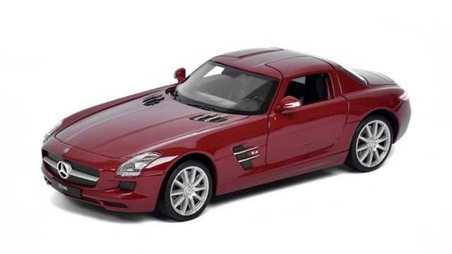 Model má detailní zpracování karoserie včetně interiéru automobilu.